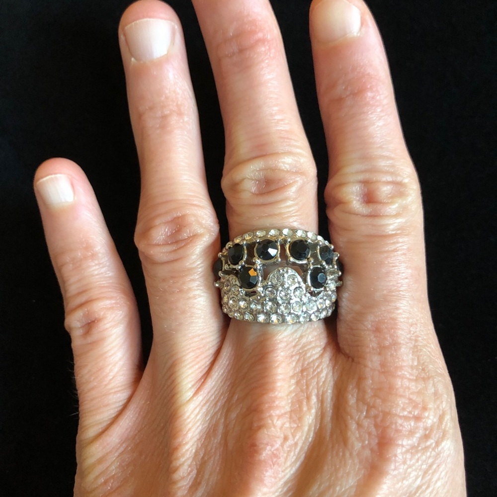 Elegant Silver and Black Rhinestone Women's Ring